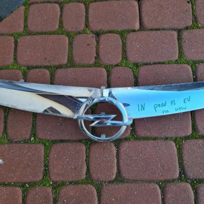 Podstawa grilla atrapa chrom Opel Insignia