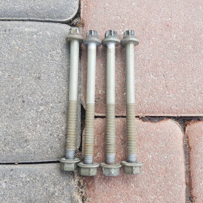 Sruby do belki przedniej przedniej Opel Insignia