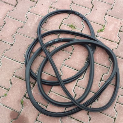 Uszczelka drzwi tył prawe Astra J IV 4 HB 2013r