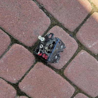 Zamek drzwi tył tylnych prawy EUROPA Opel COMBO D FIAT DOBLO II 2