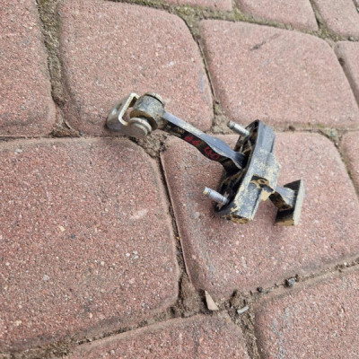 Ogranicznik drzwi przód przedni prawy Opel COMBO D FIAT DOBLO II 2