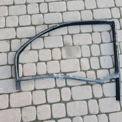 Uszczelka drzwi lewy przód zgarniacz Opel COMBO D FIAT DOBLO II 2