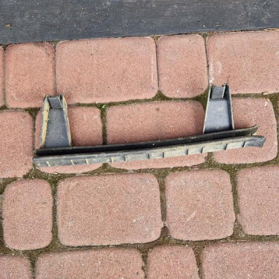 Prowadnica szyby uszczelki uchwyt prawy przód FIAT DOBLO II 2 51810882