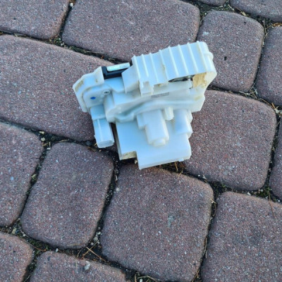 Zamek drzwi przesónych lewych EUROPA zamek FIAT DOBLO II 2 51917359