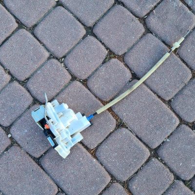 Zamek drzwi przednich lewych EUROPA zamek FIAT DOBLO II 2 51810889