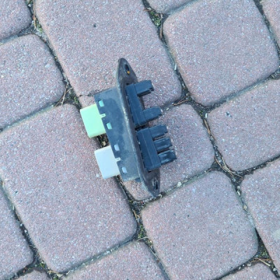 Stycznik drzwi przesównych lewych zamek FIAT DOBLO II 2 51838940