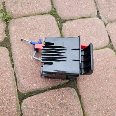 Zapinka zamykanie zamek kanapy tylnej Opel Corsa D 13230191