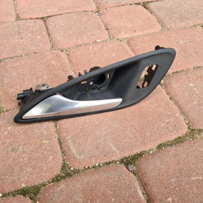 Klamka wnętrza lewa EU Opel Astra K V 13517629