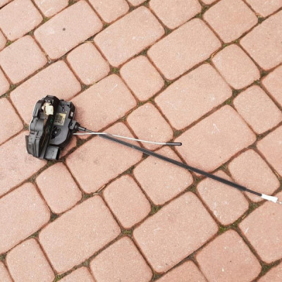 Zamek drzwi lewy przód Opel Insignia 13577979