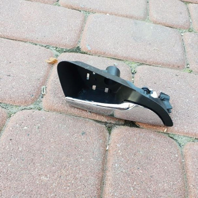 Klamka drzwi wewnętrzna lewa Opel Astra J IV GTC