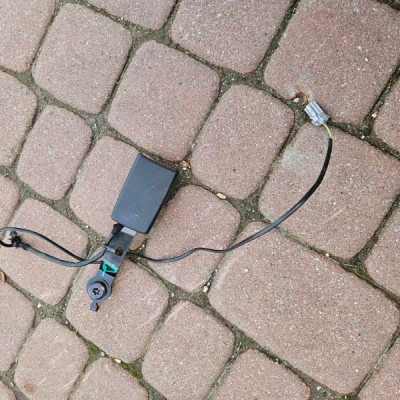 Zapinka pasa fotela prawego FIAT DOBLO II 2 735484543