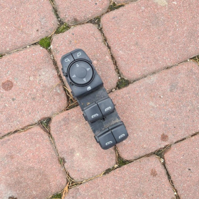 Przycisk otwierania szyby Opel Insignia B 84210049