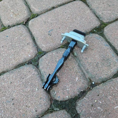 Ogranicznik drzwi przód przedni prawy Renault Captur II 2