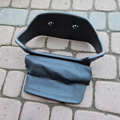 Obudowa osłona licznika kolumny Renault Captur II 2 682404380R