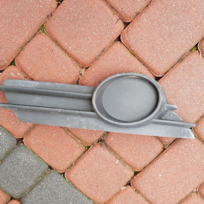 Zaślepka kratka halogenu prawa Corsa D 13211481