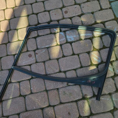 Uszczelka zgarniacz drzwi LP PROACE CITY Berlingo Rifter Combo E 9818023580