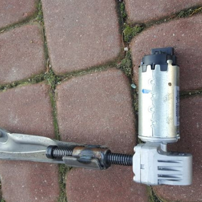 Silniczek regulacji fotela OPEL INSIGNIA 835702412