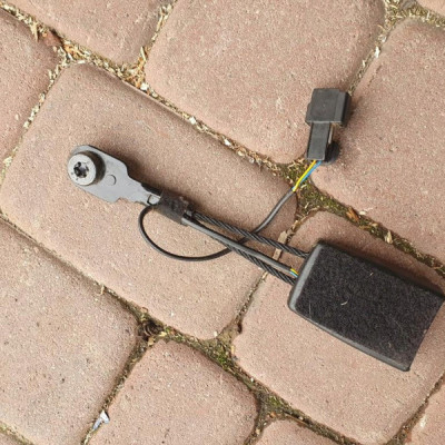 Zapinka pasa przód fotela Opel Astra J IV 12848375