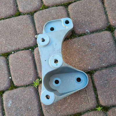 Łapa wspornik skrzyni 1.2T Opel Astra K V 42496571
