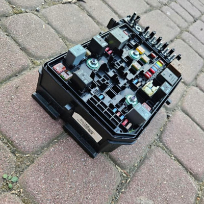 Skrzynka bezpieczników moduł OPEL Astra K V 39227409