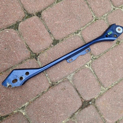 Wspornik górny belki prawy uchwyt wzmocnienie OPEL Astra K V