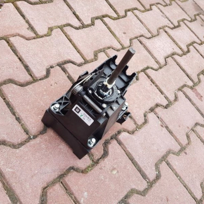 Wybierak lewarek biegów Opel Astra J 55563829