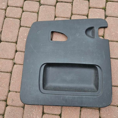 Obudowa osłona klapy tył lewa Vivaro B Trafic III 8200007087