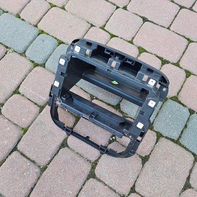 Ramka radia kosz nawigacji Vivaro B Trafic III 678704840R