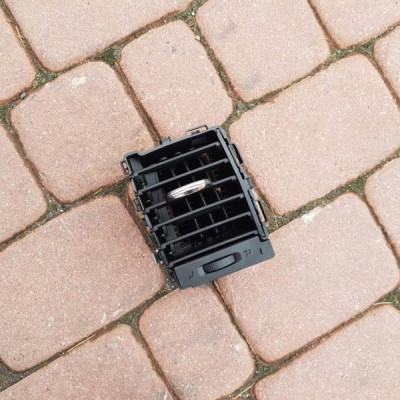 Kratka nawiewu deski prawa Trafic 226978