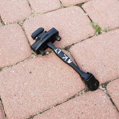 Ogranicznik drzwi lewy tył Opel Astra K