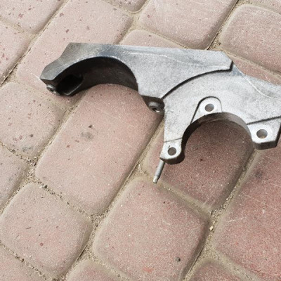 Łapa alternatora OPC 2.0T Opel Astra J IV 12628024