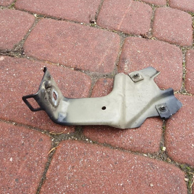 Uchwyt mocowanie błotnika lewe Opel Insignia