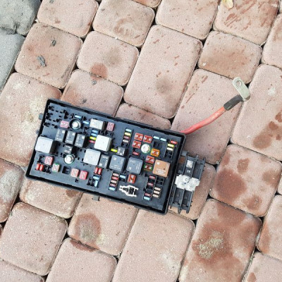 Skrzynka bezpieczników 13275881 Opel Insignia