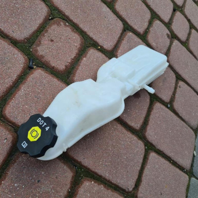 Zbiorniczek płynu hamulcowego FL Opel Astra K V