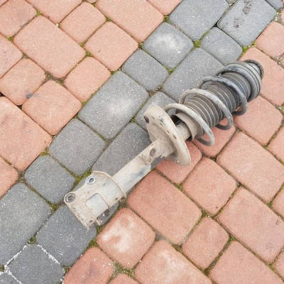 Amortyzator lewy przód Opel Corsa D 13214357