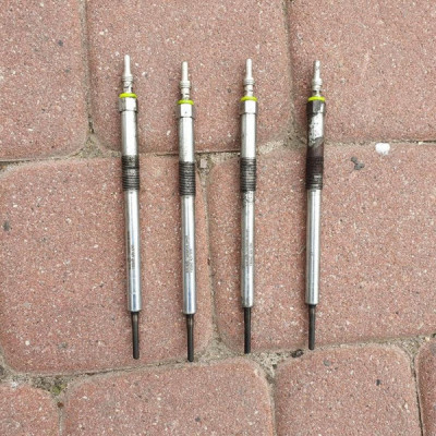 Świeca żarowa 1.6 Vivaro B Trafic III 110650819R