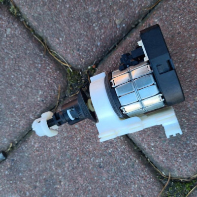 Silniczek lampy bi-xenon Opel Insignia 009715-00