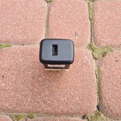 Gniazdo port USB Opel Insignia B 13596807