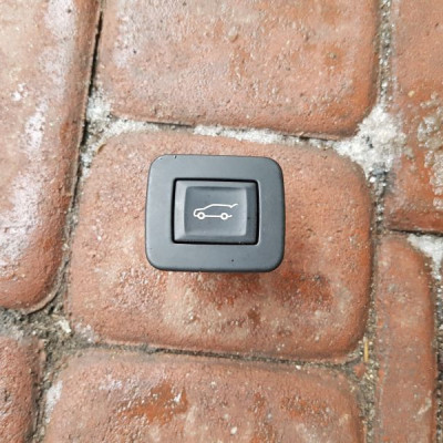 Przycisk otwierania klapy Opel Insignia 13278699