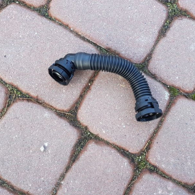 Wąż rura odpowietrzająca Audi Q3 04L103493