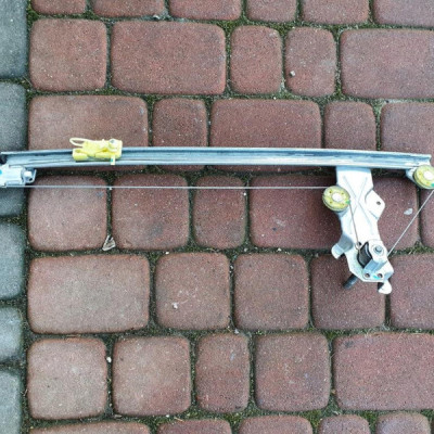 Podnośnik drzwi szyby prawy korba VIVARO TRAFIC