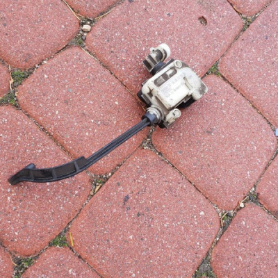 Siłownik klapki wlewu Opel Insignia 13501151