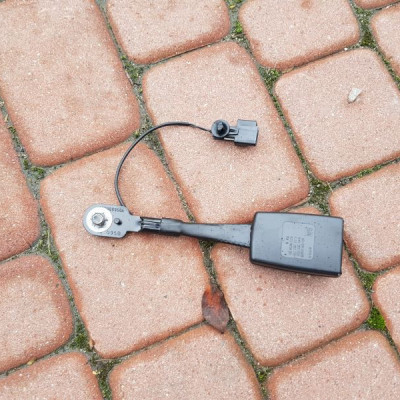 Zapięcie pasów pasa przód Opel Zafira C 13383731