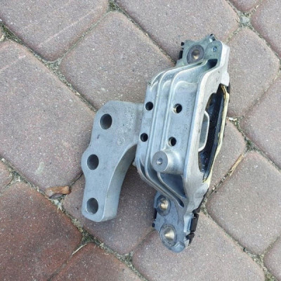 Łapa wspornik skrzyni 1.2T Opel Astra K V 39193445