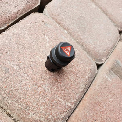 Przełącznik awaryjnych Opel Astra K 13476060