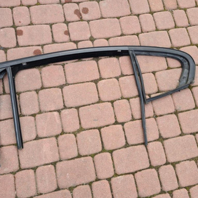 Uszczelka zgarniacz drzwi czarna Opel Insignia