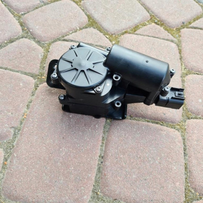 Zamek klapy tyl bagaznika Opel Insignia 13581405