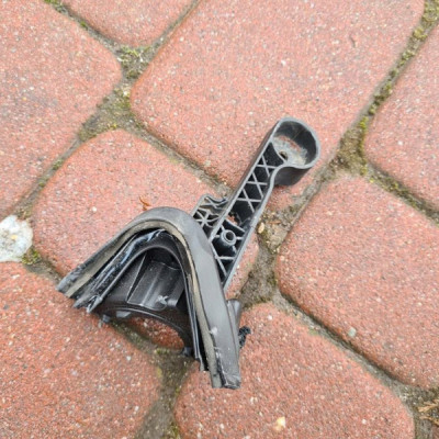 Uchwyt mocowanie lampy ucho prawe Opel Astra J IV