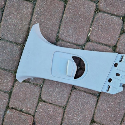 Obudowa słupka lewa słupek Renault Megane IV