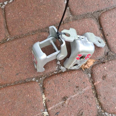 Zawias zawiasy drzwi prawy przód Renault Clio IV